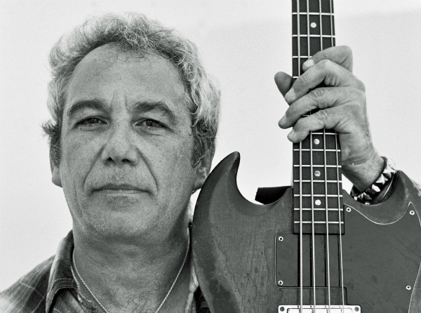 Mike Watt to publish ‘On and Off Bass,’ play with J Mascis at NYC book launch