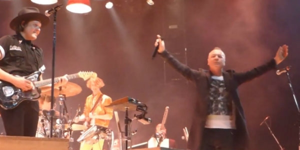 Watch: Simple Minds’ Jim Kerr joins Arcade Fire in Glasgow to perform ‘Don’t You (Forget About Me)’