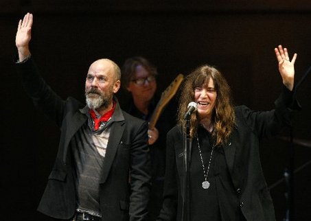 R.E.M. crashes its own tribute concert, plays surprise song with Patti Smith