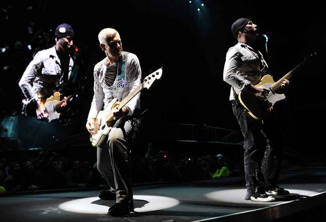 U2 extends 360° Tour into 2010, announces remix CD for U2.com subscribers