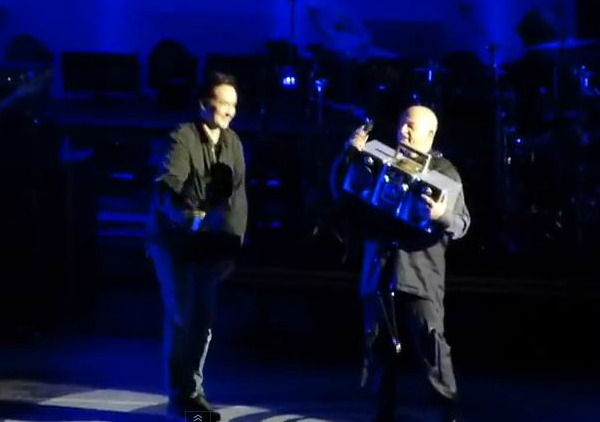 Lloyd Dobler lives: John Cusack gives Peter Gabriel boombox during ‘In Your Eyes’