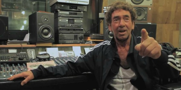 Premiere: Jona Lewie tells story of ‘Kitchen at Parties’ for new Stiff Records 7-inch box set