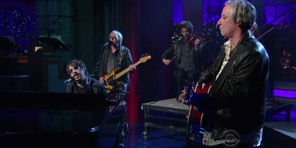 R.E.M.’s Peter Buck, Mike Mills help Joseph Arthur pay tribute to Lou Reed on Letterman