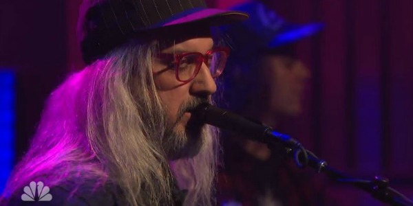 Watch J Mascis cover Mazzy Star’s ‘Fade Into You’ on ‘Late Night with Seth Meyers’